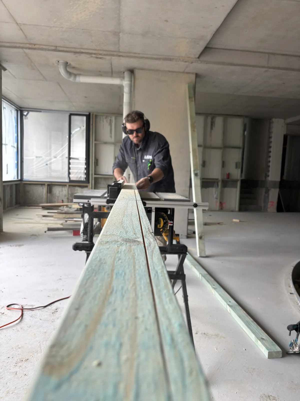 Feeding timber through the table saw